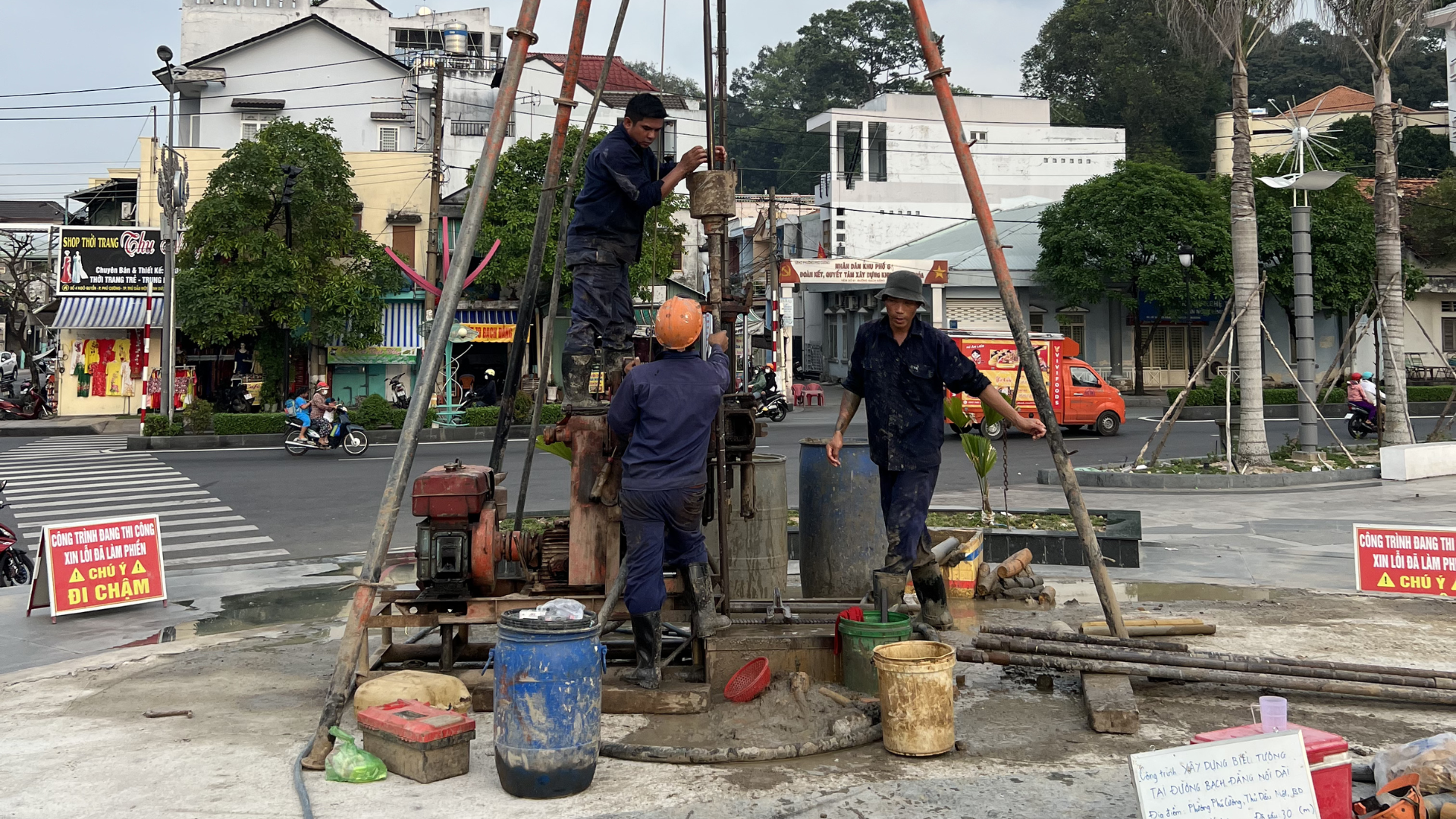 Hình 2: Khoan khảo sát địa chất Biểu tượng Bạch Đằng - Bình Dương