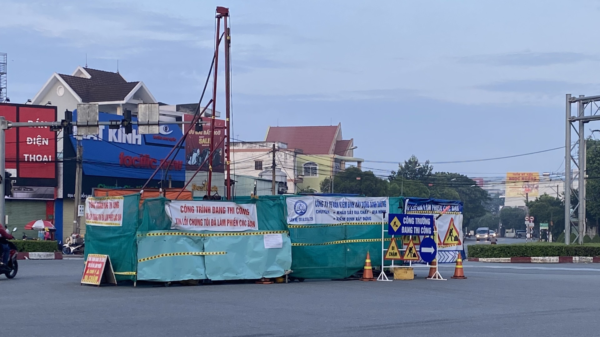 Hình 2: Khoan khảo sát địa chất Cầu vượt nút giao Phước Kiến  - Bình Dương