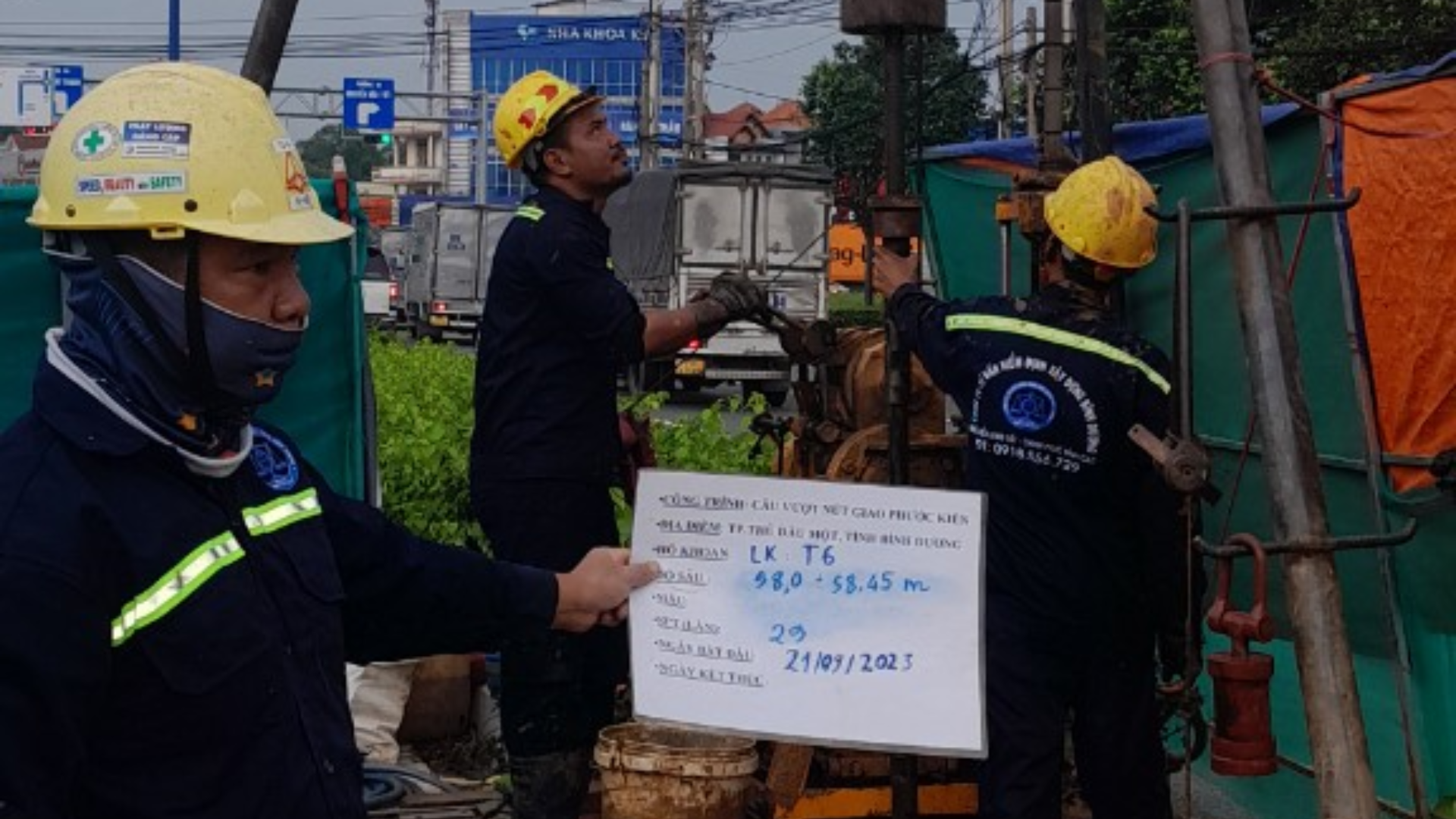 Hình 3: Khoan khảo sát địa chất Cầu vượt nút giao Phước Kiến  - Bình Dương