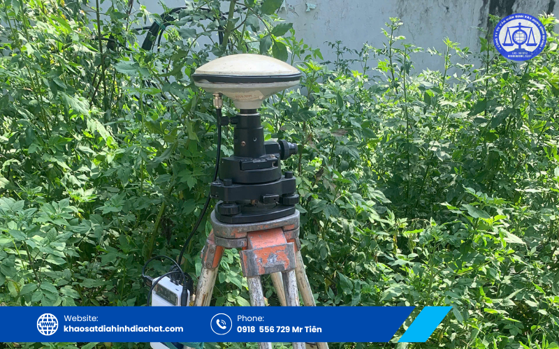 Kỹ sư đo đạc ranh giới đất thực tế tại Bình Dương bằng GPS RTK