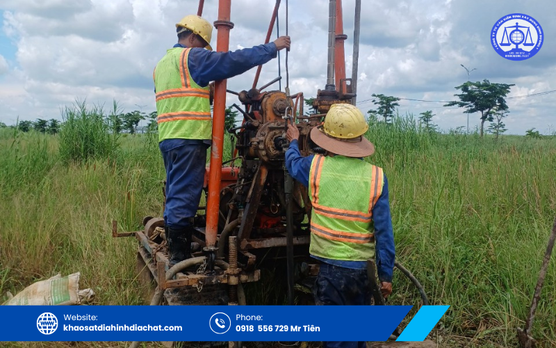 Các kỹ sư thực hiện khảo sát địa chất quận 12
